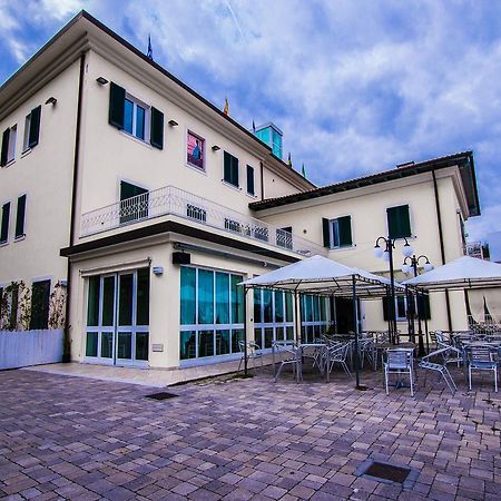 Hotel Butterfly Торре-дель-Лаго-Пуччини Экстерьер фото