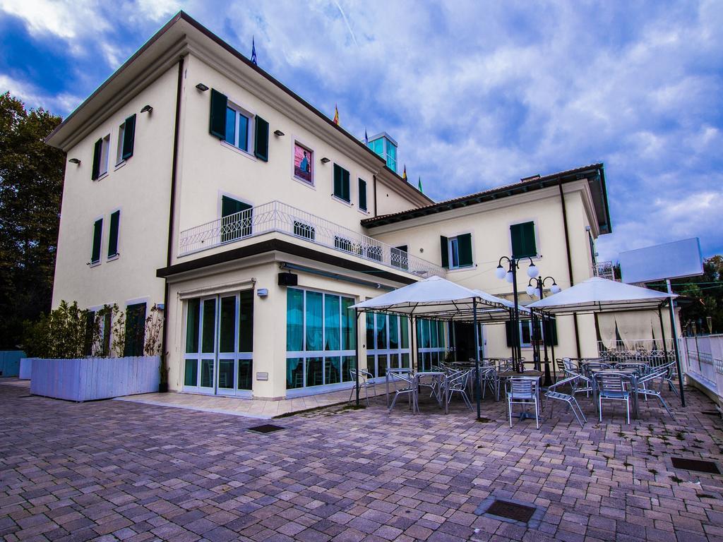 Hotel Butterfly Торре-дель-Лаго-Пуччини Экстерьер фото